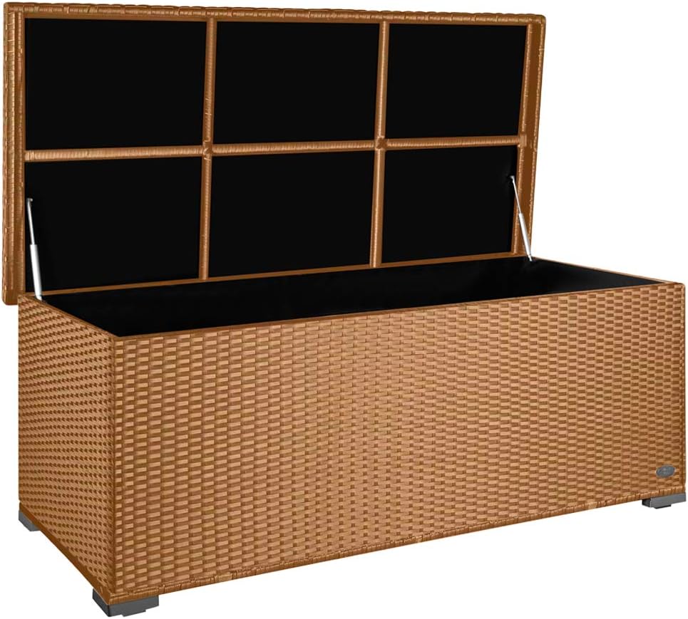 Geöffnete, rechteckige Aufbewahrungsbox aus beigem Kunststoffgeflecht in Rattan-Optik. Der Deckel wird von zwei Gasdruckdämpfern gehalten.