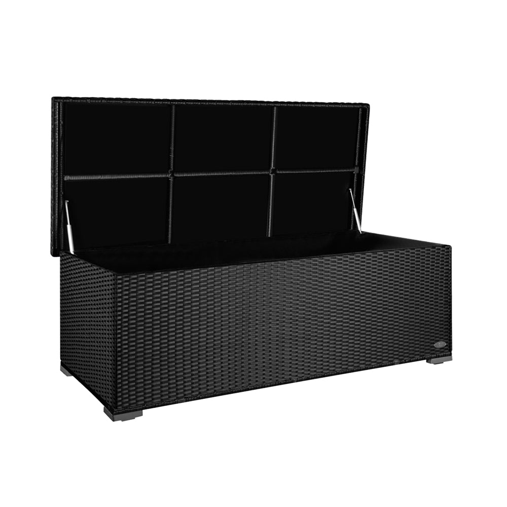 Geöffnete, rechteckige Aufbewahrungsbox aus schwarzem Kunststoffgeflecht in Rattan-Optik. Der Deckel wird von zwei Gasdruckdämpfern gehalten.