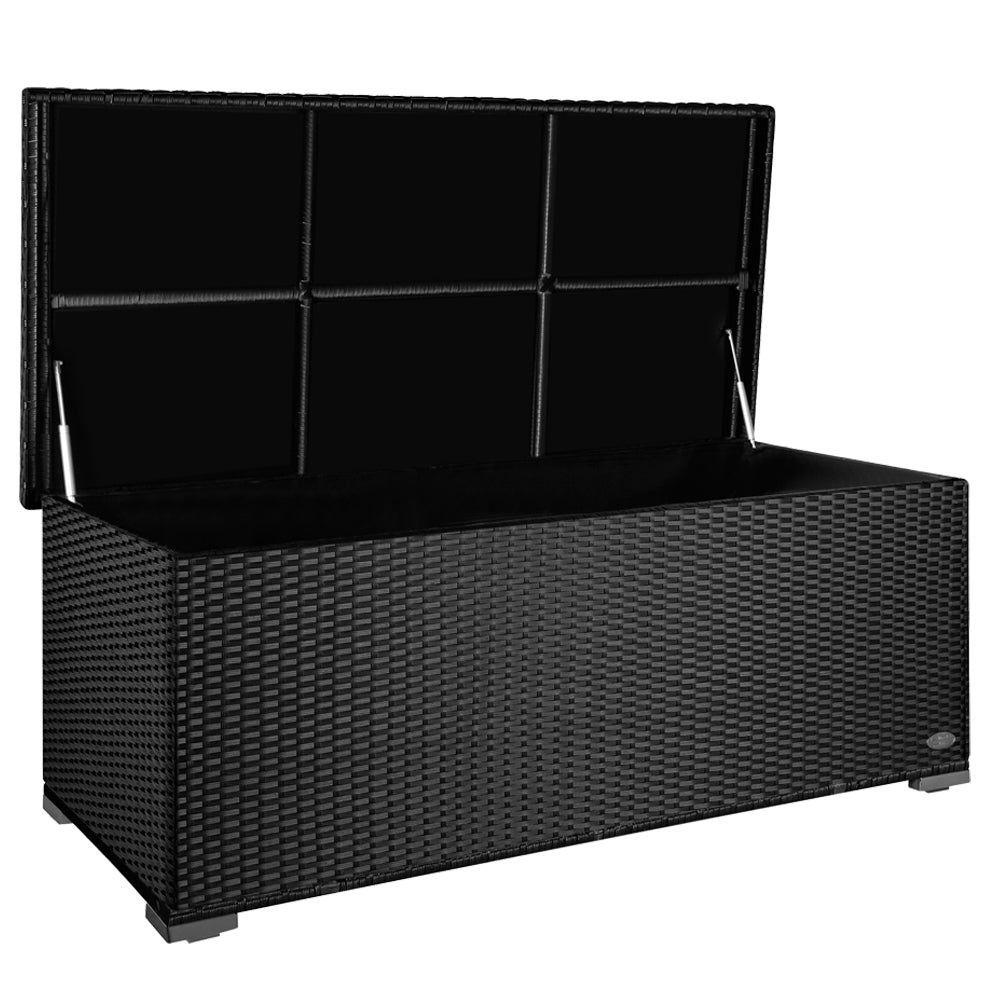 Geöffnete, rechteckige Aufbewahrungsbox aus schwarzem Kunststoffgeflecht in Rattan-Optik. Der Deckel wird von zwei Gasdruckdämpfern gehalten.