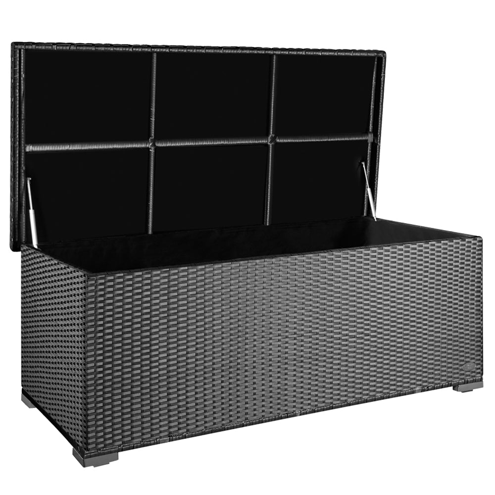 Geöffnete, rechteckige Aufbewahrungsbox aus silber/grauem Kunststoffgeflecht in Rattan-Optik. Der Deckel wird von zwei Gasdruckdämpfern gehalten.