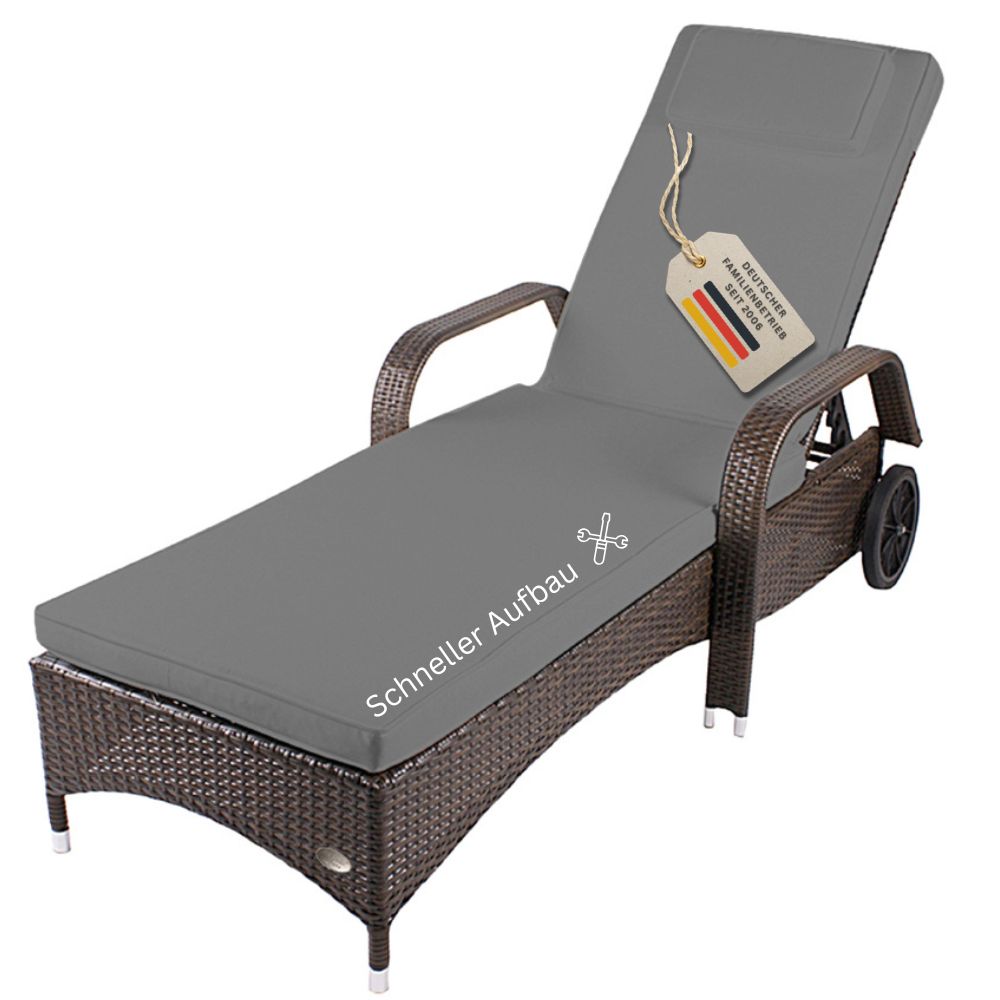 Braune Polyrattan Sonnenliege mit Rollen, Armlehnen und grauer gepolsterter Liegefläche