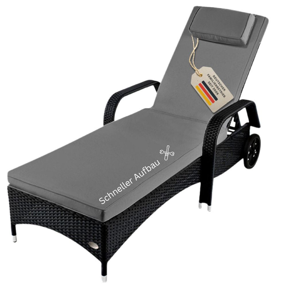 Schwarze Polyrattan Sonnenliege mit Rollen, Armlehnen und grauer gepolsterter Liegefläche