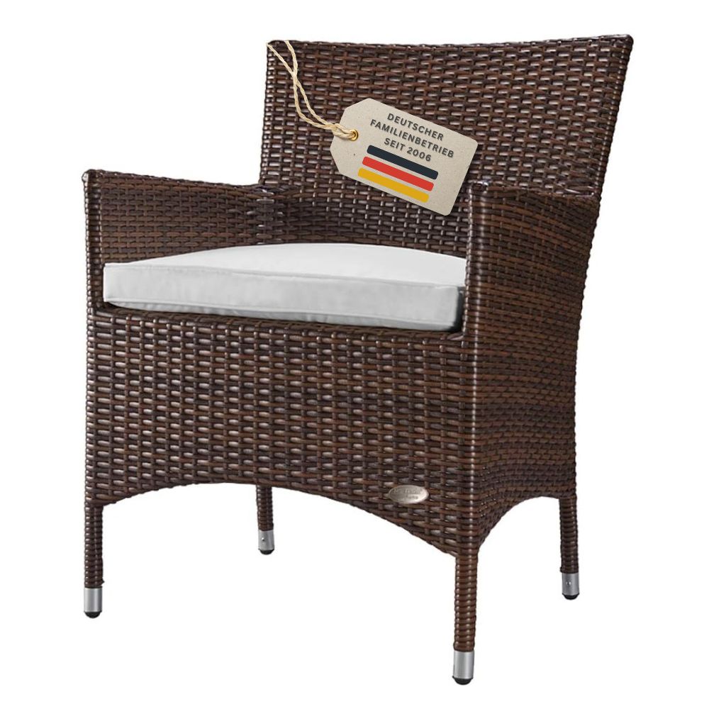 Moderner Gartenstuhl „Trento“ aus braunem Polyrattan mit cremefarbenem Sitzkissen. Robuster Balkonstuhl mit Armlehnen und pflegeleichtem, wetterfestem Geflecht für den Außenbereich.