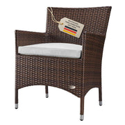 Moderner Gartenstuhl „Trento“ aus braunem Polyrattan mit cremefarbenem Sitzkissen. Robuster Balkonstuhl mit Armlehnen und pflegeleichtem, wetterfestem Geflecht für den Außenbereich.