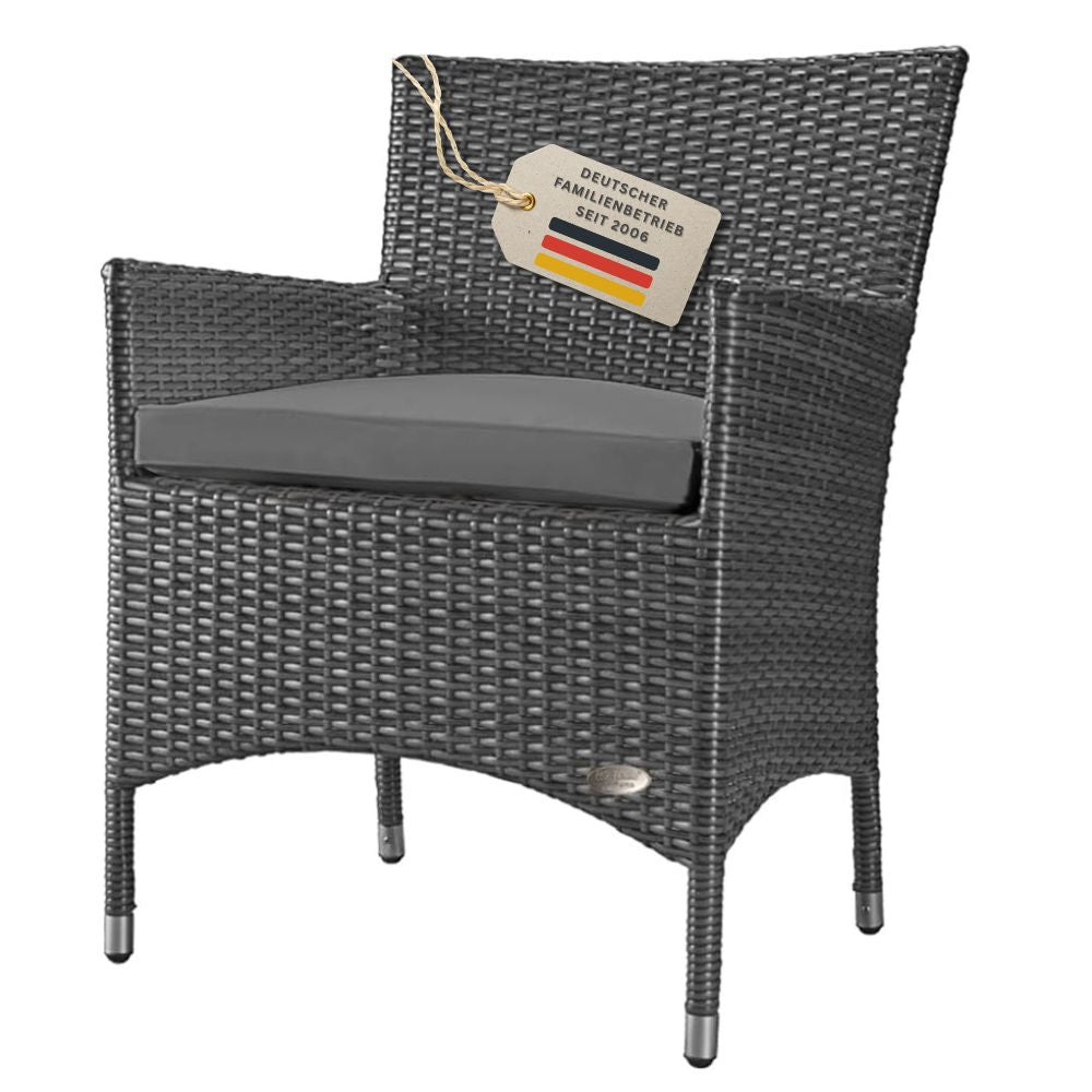 Moderner Gartenstuhl „Trento“ aus grauem Polyrattan mit dunkelgrauem Sitzkissen. Robuster Balkonstuhl mit Armlehnen und pflegeleichtem, wetterfestem Geflecht für den Außenbereich.