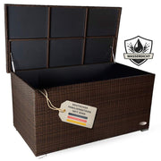 Geöffnete braune Gartenbox aus Polyrattan mit wasserdichter Innenverkleidung und großem Stauraum für Gartenauflagen, Sitzkissen und Outdoor-Zubehör.