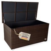 Braune Auflagenbox Venezia aus Polyrattan mit geöffnetem Deckel, schwarzem Innenraum und Gasdruckfedern.