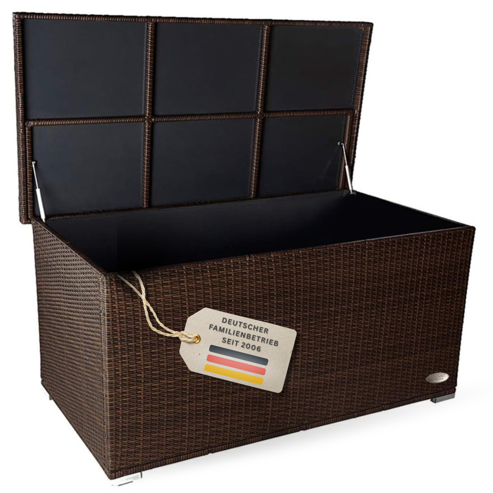 Braune Auflagenbox Venezia aus Polyrattan mit geöffnetem Deckel, schwarzem Innenraum und Gasdruckfedern.