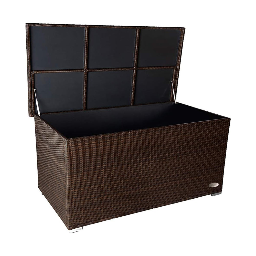 Dunkelbraune Garten-Auflagenbox aus wetterfestem Polyrattan mit geöffnetem Deckel und großem Stauraum für Kissen und Gartenutensilien.