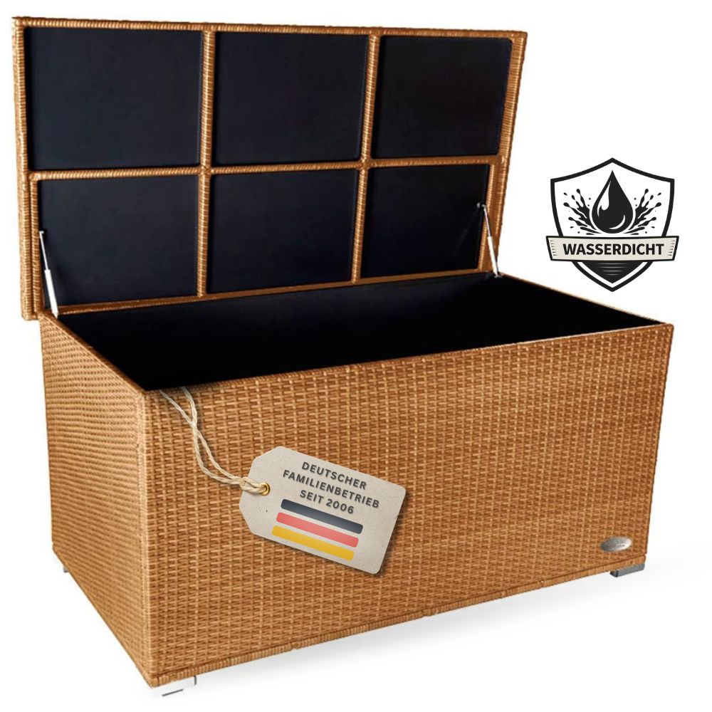 Geöffnete naturfarbene Polyrattan-Gartenbox mit wasserdichter Innenverkleidung und großem Stauraum für Gartenauflagen, Kissen und Outdoor-Zubehör.