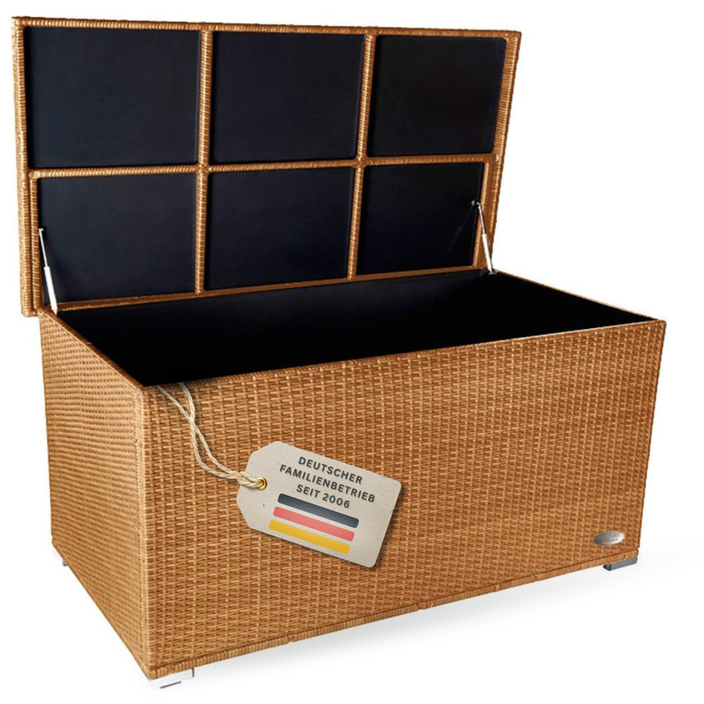 Naturfarbene Auflagenbox Venezia aus Polyrattan mit geöffnetem Deckel, schwarzem Innenraum und Gasdruckfedern.