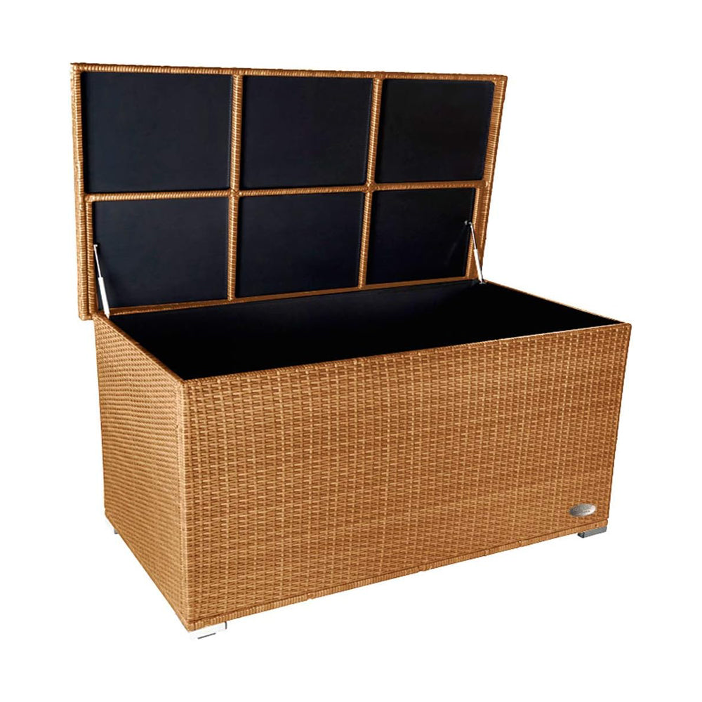 Naturfarbene Garten-Auflagenbox aus wetterfestem Polyrattan mit geöffnetem Deckel und großem Stauraum für Kissen und Gartenutensilien.