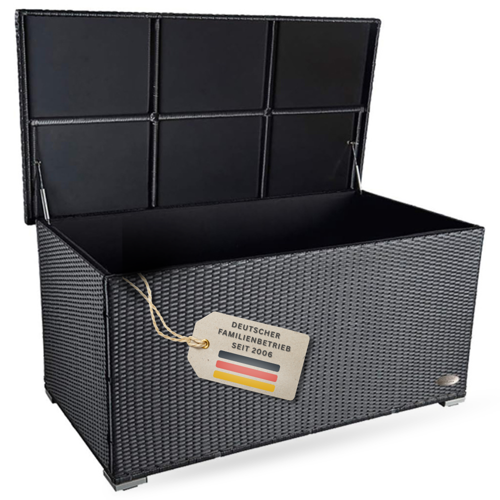Schwarze Auflagenbox Venezia aus Polyrattan mit geöffnetem Deckel, schwarzem Innenraum und Gasdruckfedern.
