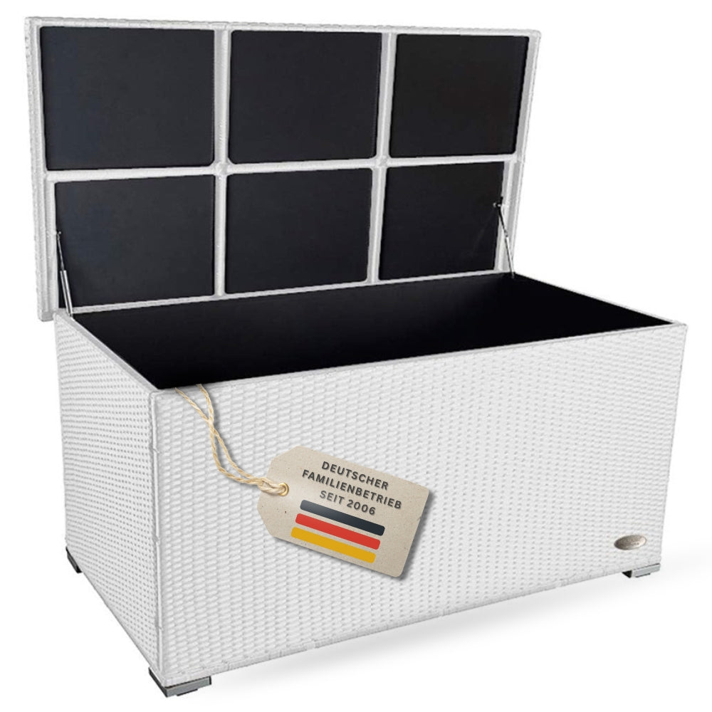 Weiße Auflagenbox Venezia aus Polyrattan mit geöffnetem Deckel, schwarzem Innenraum und Gasdruckfedern.
