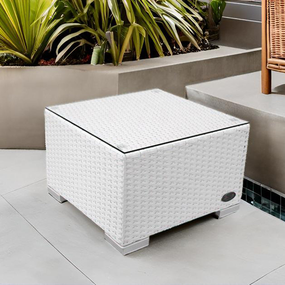 Weißer Rattan-Beistelltisch mit Glasplatte von RS Trade, platziert auf Terrasse neben Pflanzen.