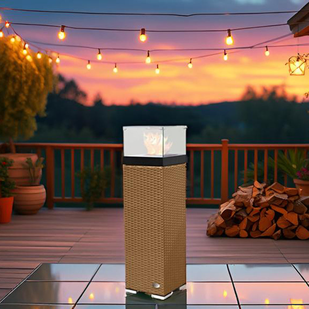 Feuersäule auf Holzterrasse bei Sonnenuntergang, Lichterketten schaffen gemütliche Atmosphäre.