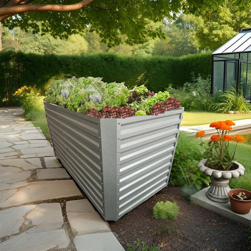 Gefülltes Hochbeet mit Kräutern im Garten, auf Steinplattenweg unter schattigem Baum.