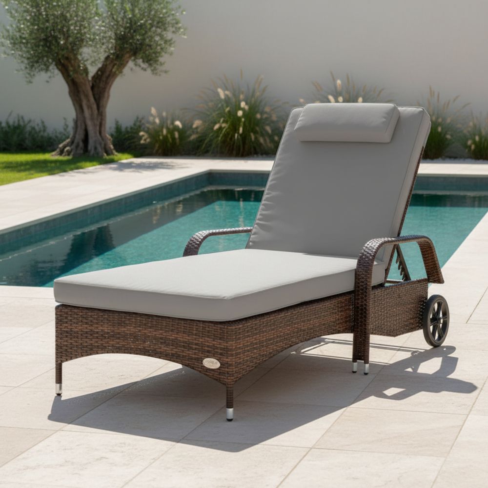 Braune Polyrattan Sonnenliege mit heller Polsterauflage am Pool auf Terrasse, wetterfeste Gartenliege mit Rollen