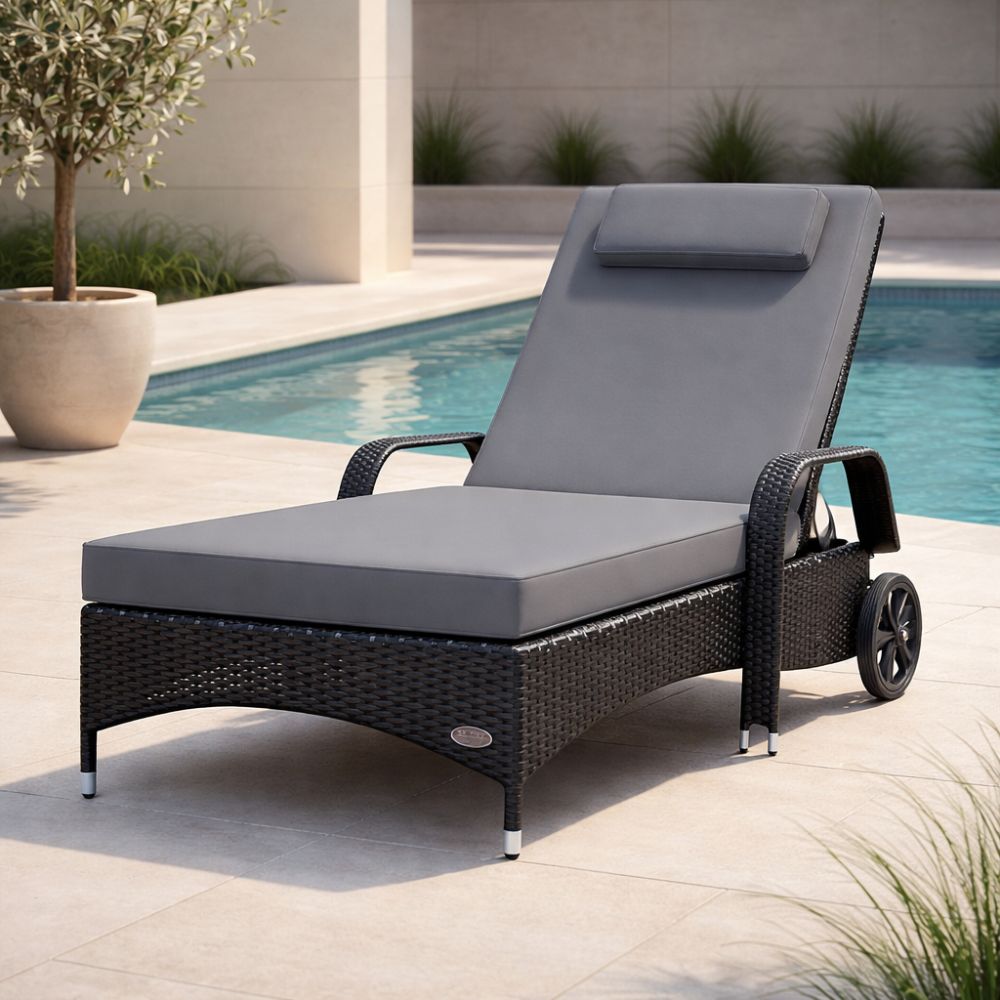 Polyrattan Sonnenliege in Schwarz mit grauer Polsterauflage am Pool, wetterfeste Gartenliege für Terrasse und Garten
