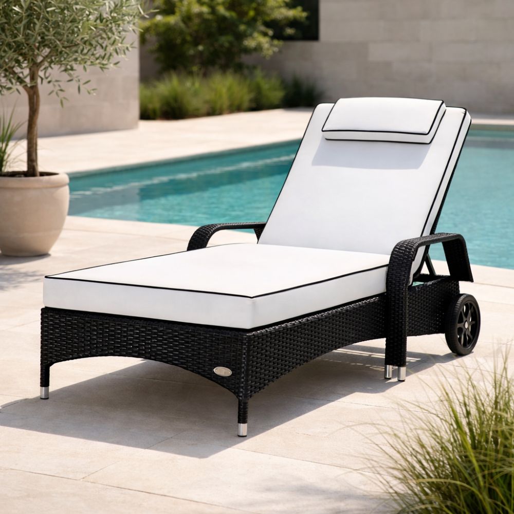 Polyrattan Sonnenliege in Schwarz mit heller Polsterauflage am Pool, wetterfeste Gartenliege für Terrasse und Garten