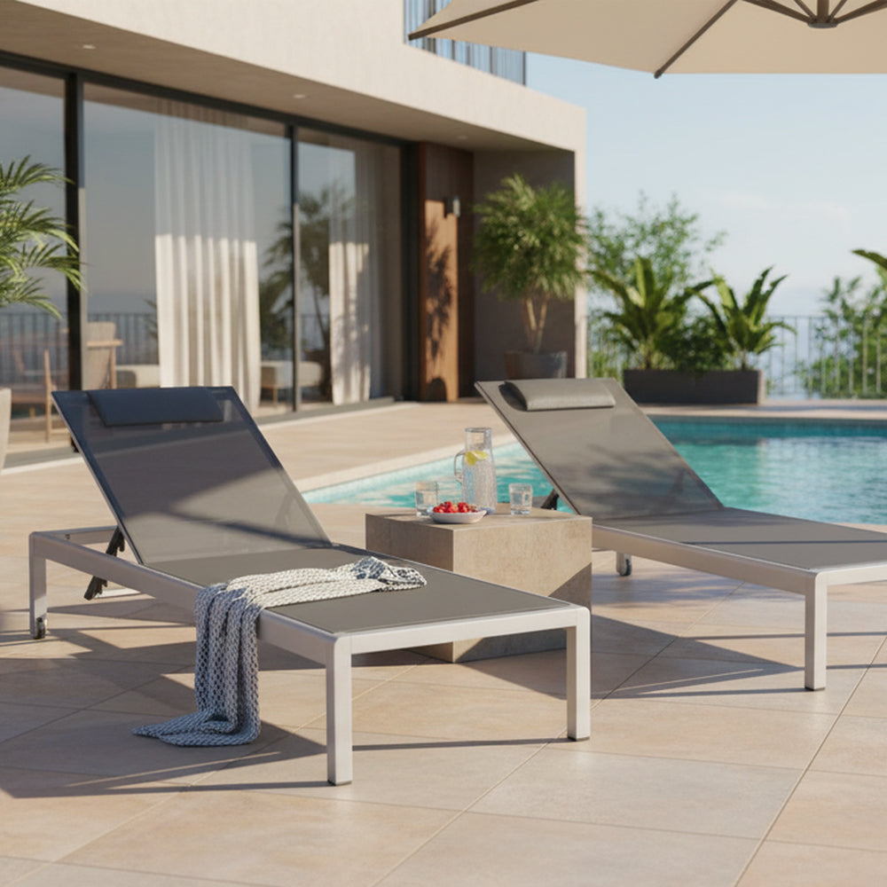 Zwei graue Aluminium Sonnenliegen mit Textilbespannung am Pool auf moderner Terrasse, ideal für Garten und Außenbereich