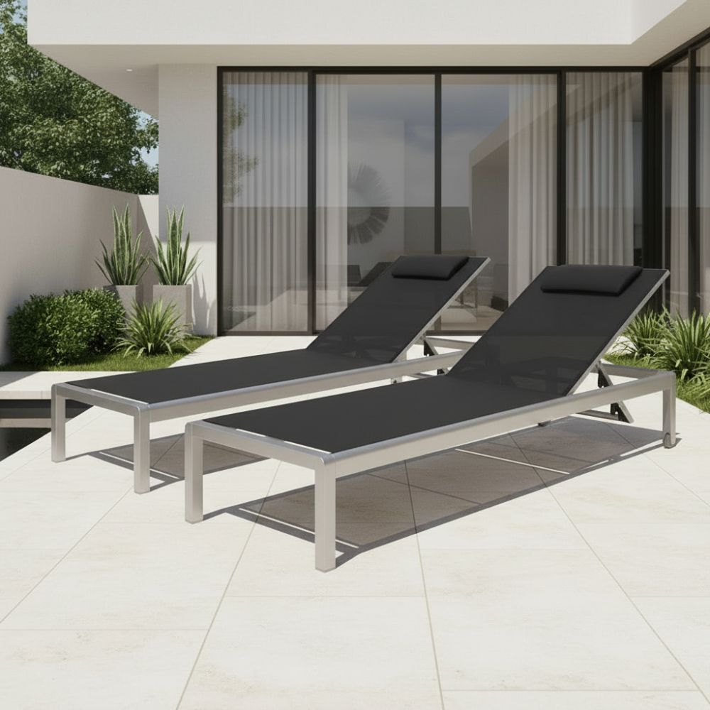 Zwei schwarze Aluminium Sonnenliegen mit Textilbespannung auf moderner Terrasse im Garten, ideal zum Entspannen im Außenbereich