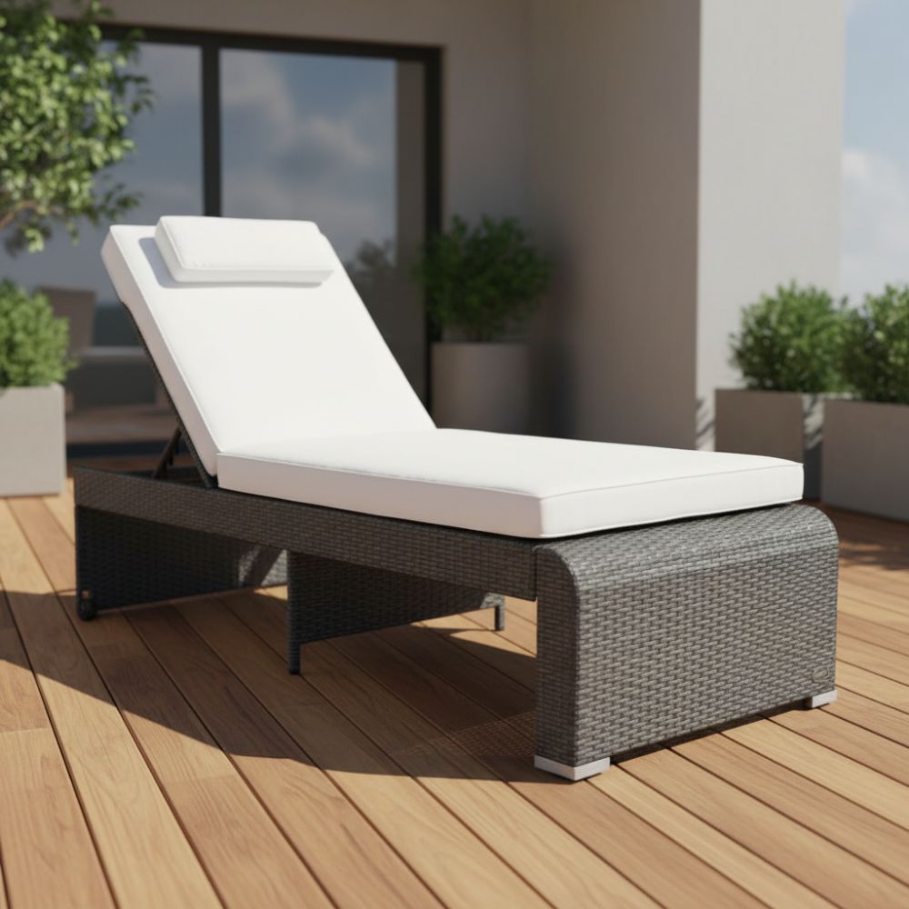 Polyrattan Sonnenliege in Grau mit heller Auflage und verstellbarer Rückenlehne freigestellt auf weißem Hintergrund