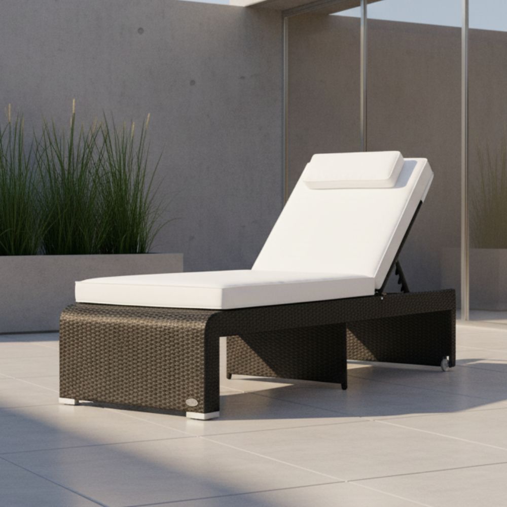 Schwarze Polyrattan Sonnenliege mit heller Auflage auf moderner Terrasse im Garten, ideal zum Entspannen im Außenbereich