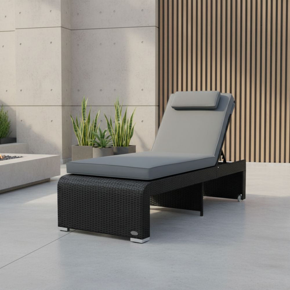 Schwarze Polyrattan Sonnenliege mit grauer Auflage auf moderner Terrasse im Garten, ideal zum Entspannen im Freien