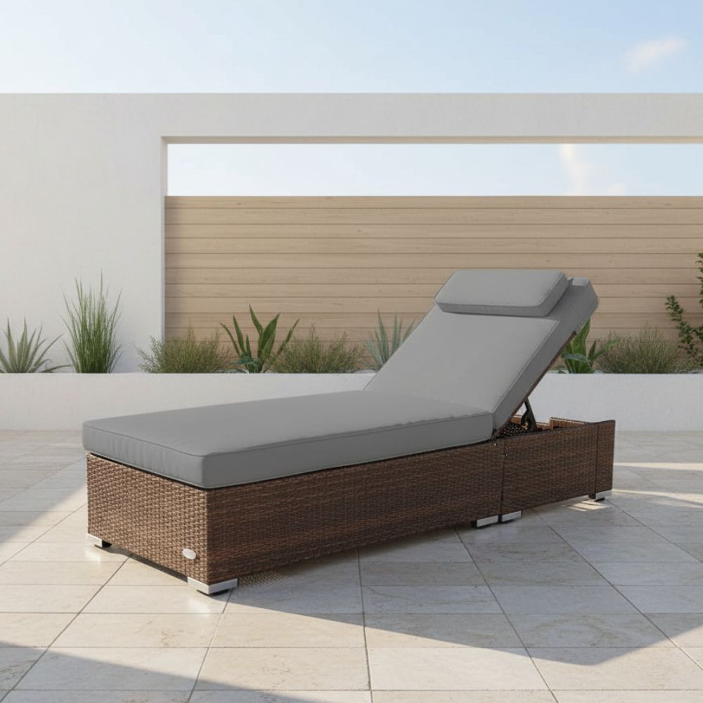 Polyrattan Sonnenliege in Braun mit grauer Auflage auf moderner Terrasse, verstellbare Rückenlehne für optimalen Liegekomfort im Garten oder auf dem Balkon