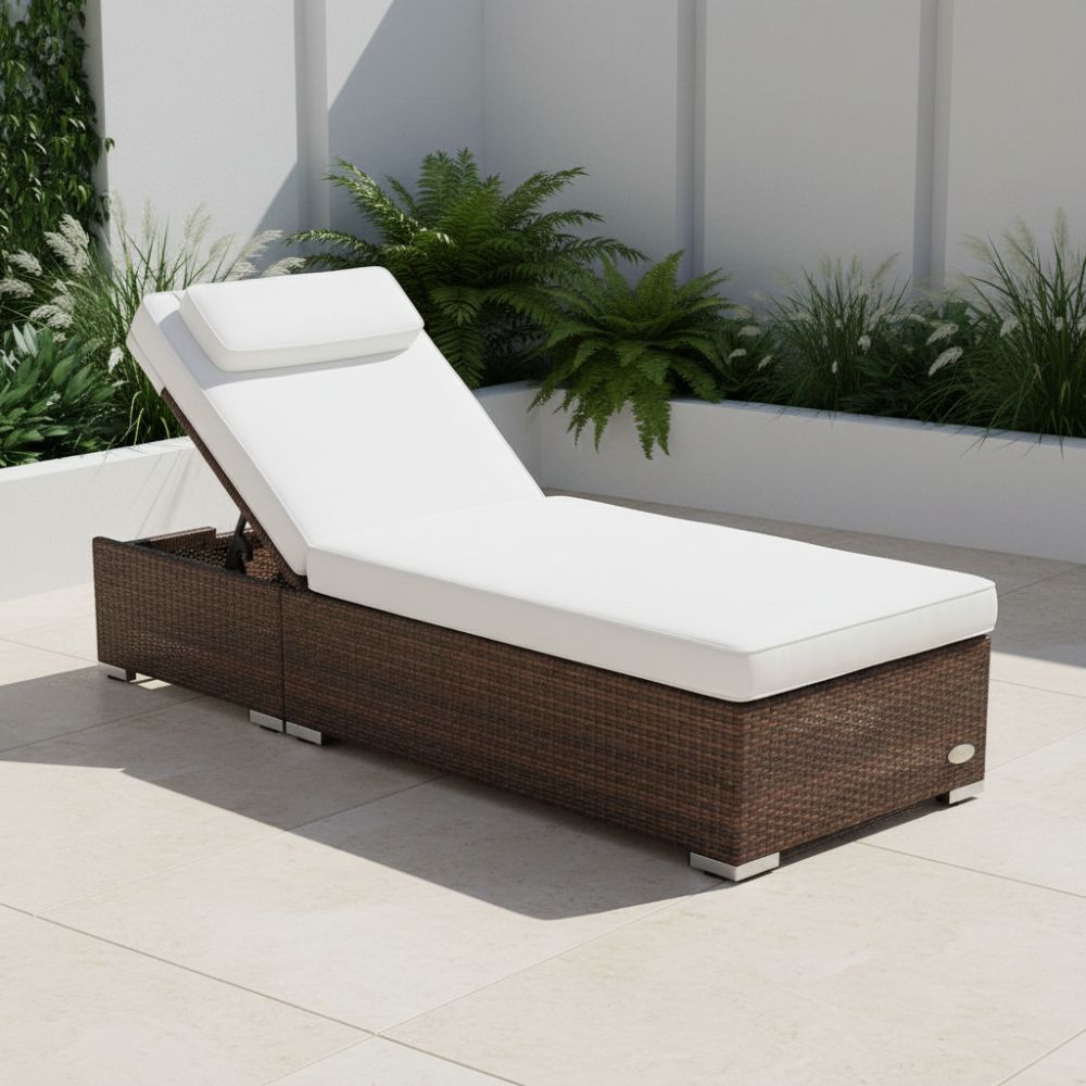Polyrattan Sonnenliege Palermo in Braun mit heller Komfortauflage und verstellbarer Rückenlehne auf moderner Terrasse, wetterfeste Gartenliege