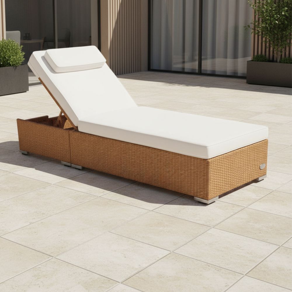 Polyrattan Sonnenliege in Natur mit cremefarbener Auflage und verstellbarer Rückenlehne auf moderner Terrasse, komfortable und wetterfeste Gartenliege für Outdoor-Bereich