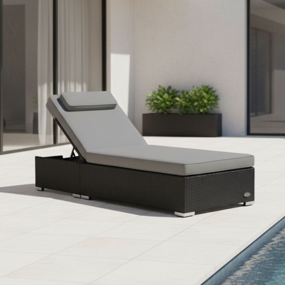 Polyrattan Sonnenliege in Schwarz mit grauer Auflage auf moderner Terrasse am Pool, verstellbare Rückenlehne für komfortables Entspannen im Garten oder auf dem Balkon