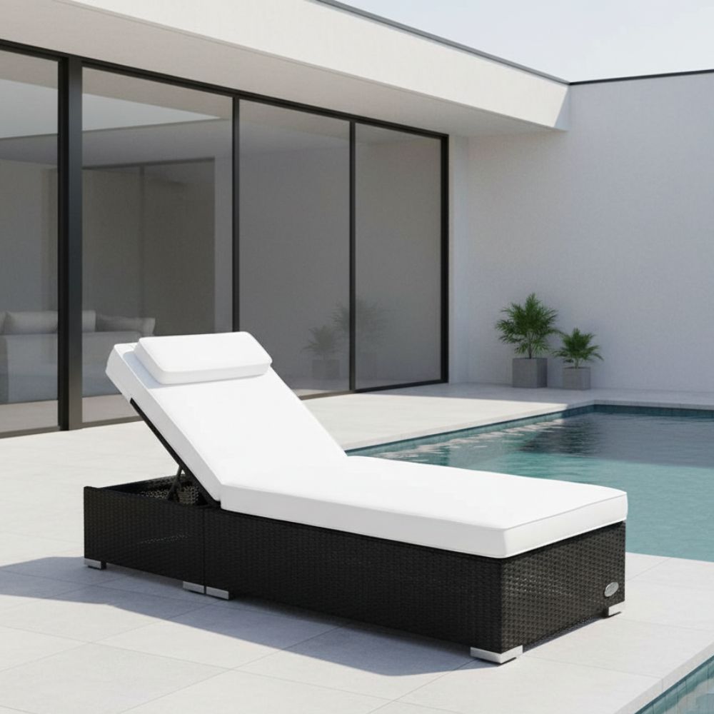 Polyrattan Sonnenliege in Schwarz mit Auflage am Pool auf moderner Terrasse, komfortable und wetterfeste Gartenliege für Außenbereich