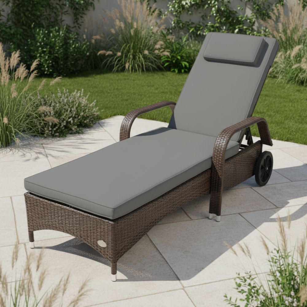 Braune Polyrattan Sonnenliege mit grauer Auflage und verstellbarer Rückenlehne auf Terrasse im Garten