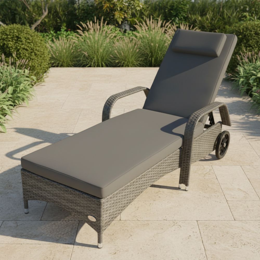 Graue Polyrattan Sonnenliege mit 7 cm dicker Komfortauflage und Kopfkissen auf Terrasse“