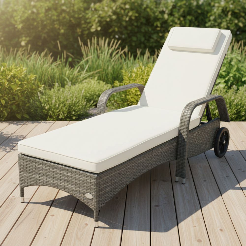 Polyrattan Sonnenliege grau mit heller Auflage auf Holzterrasse im Garten