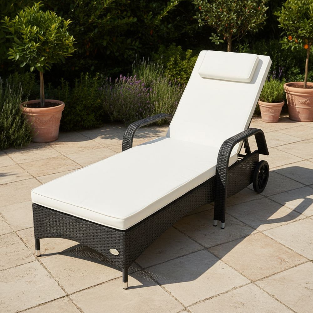 Schwarze Sonnenliege mit Auflage auf Terrasse im Garten, wetterfest und stabil