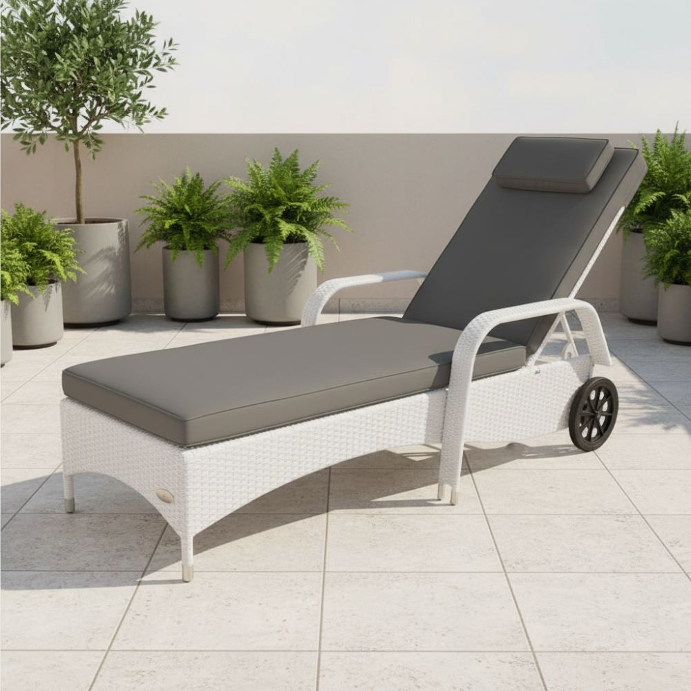 Sonnenliege aus Polyrattan in Weiß mit grauer Auflage auf Terrasse im Garten