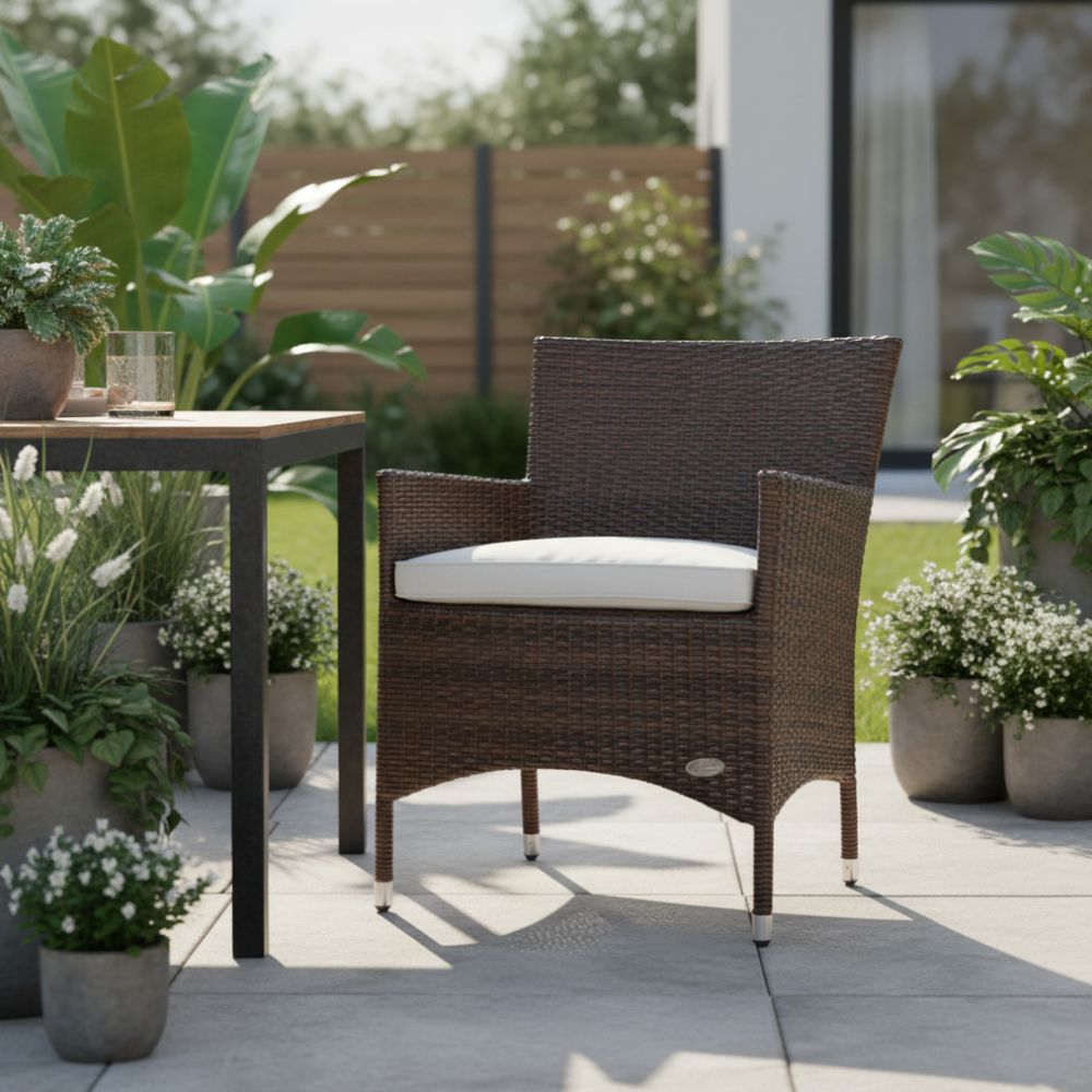 Eleganter Polyrattan-Gartenstuhl „Trento“ in Braun auf stilvoller Terrasse mit Gartenambiente. Komfortabler Terrassenstuhl mit ergonomischer Form und wetterbeständigem Sitzkissen.