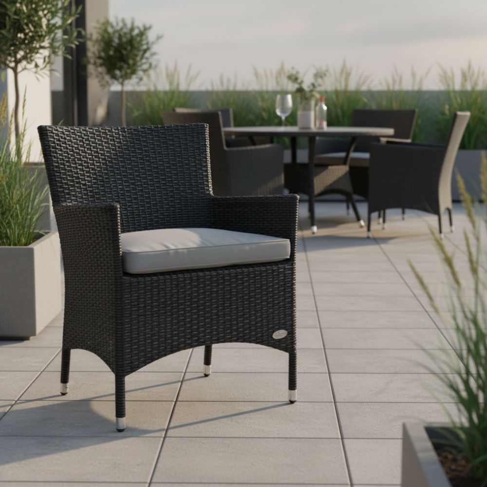 Eleganter Polyrattan-Gartenstuhl „Trento“ in Schwarz auf moderner Terrasse mit Sitzgruppe im Hintergrund. Komfortabler Outdoor-Stuhl mit ergonomischer Form und wetterbeständigem Sitzkissen.