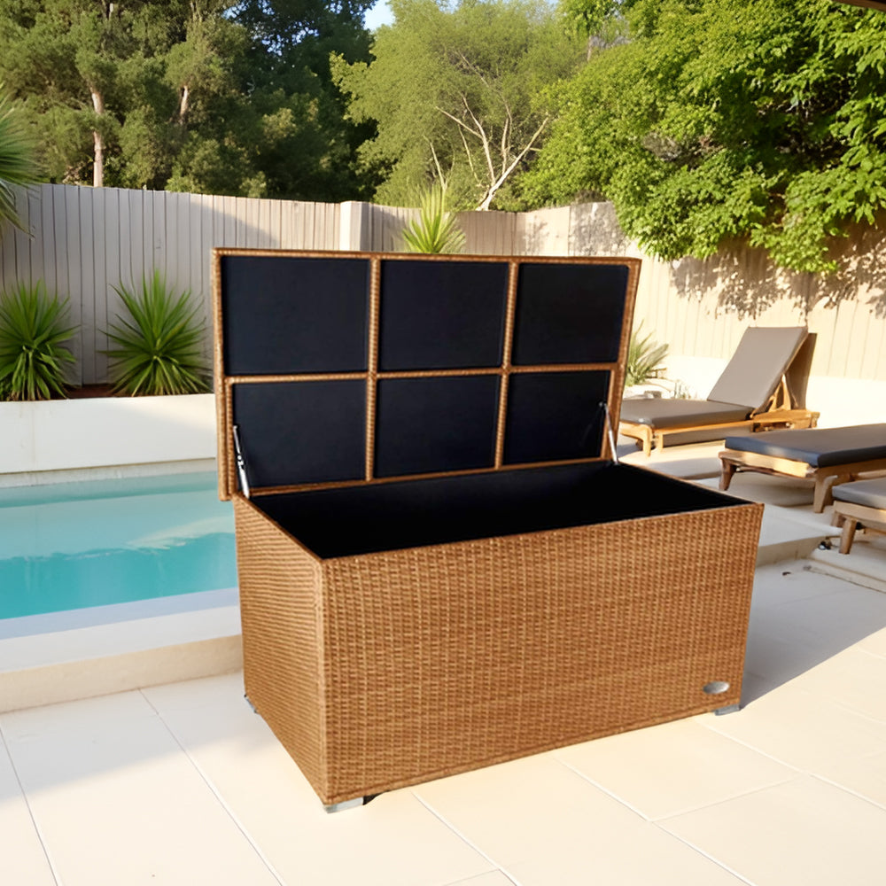 Naturfarbene Garten-Auflagenbox aus wetterfestem Polyrattan mit geöffnetem Deckel am Pool, ideal zur Aufbewahrung von Kissen und Gartenutensilien.