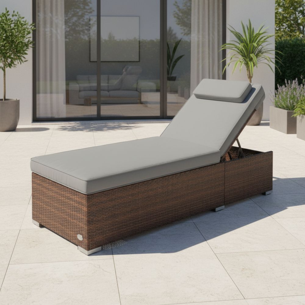 Polyrattan Sonnenliege braun mit grauem Polster auf Terrasse, wetterfeste Gartenliege mit hoher Liegeposition
