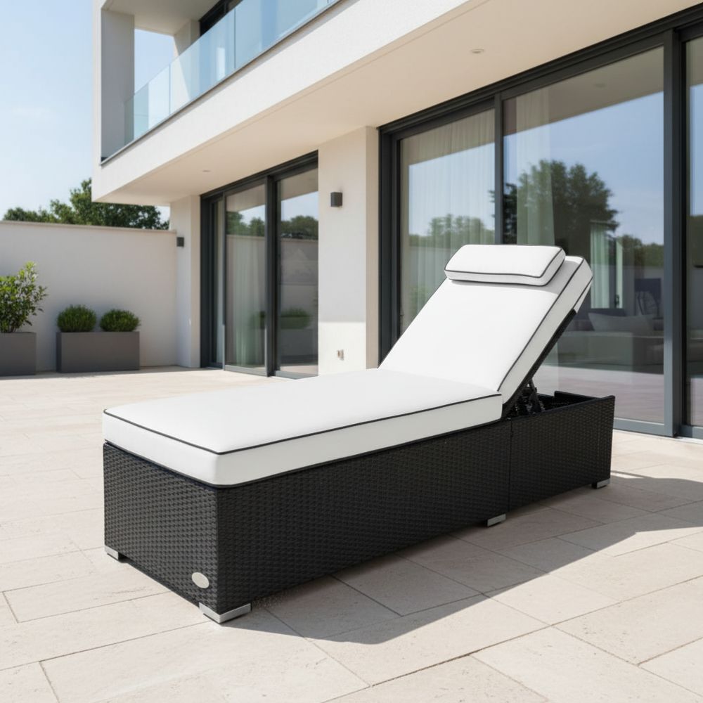 Schwarze Sonnenliege aus Polyrattan mit Komfortauflage auf moderner Terrasse, wetterfeste Gartenliege