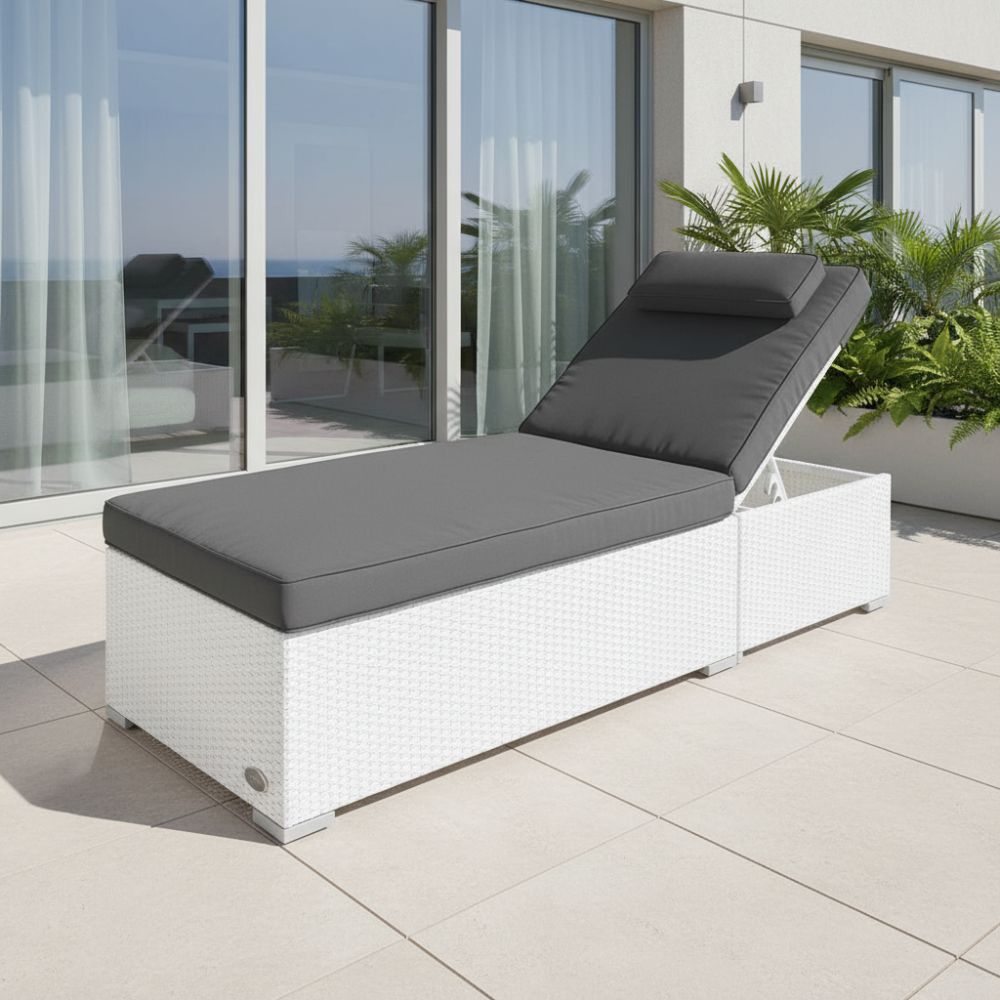 Sonnenliege aus weißem Polyrattan mit grauem Polster auf moderner Terrasse, wetterfeste Gartenliege