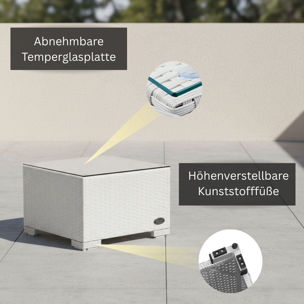 Weißer Polyrattan-Beistelltisch mit abnehmbarer Glasplatte und höhenverstellbaren Kunststofffüßen auf einer Terrasse.