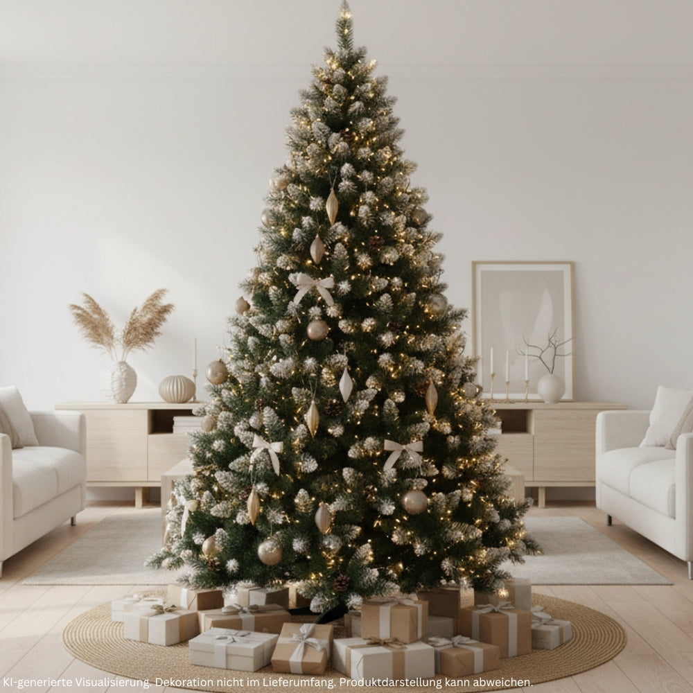 Künstlicher Schneebaum mit beschneiten Zweigen, goldenen Christbaumkugeln, Schleifen und warmweißer Lichterkette im Wohnzimmer.