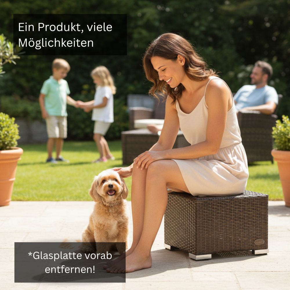 Person sitzt auf einem braunen Polyrattan-Beistelltisch im Garten. Die Glasplatte wurde entfernt, sodass der Tisch als Sitzgelegenheit genutzt werden kann.