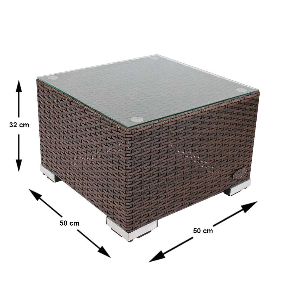 Brauner Rattan-Beistelltisch mit Glasplatte, 50 × 50 × 32 cm, robust und wetterfest für den Außenbereich.