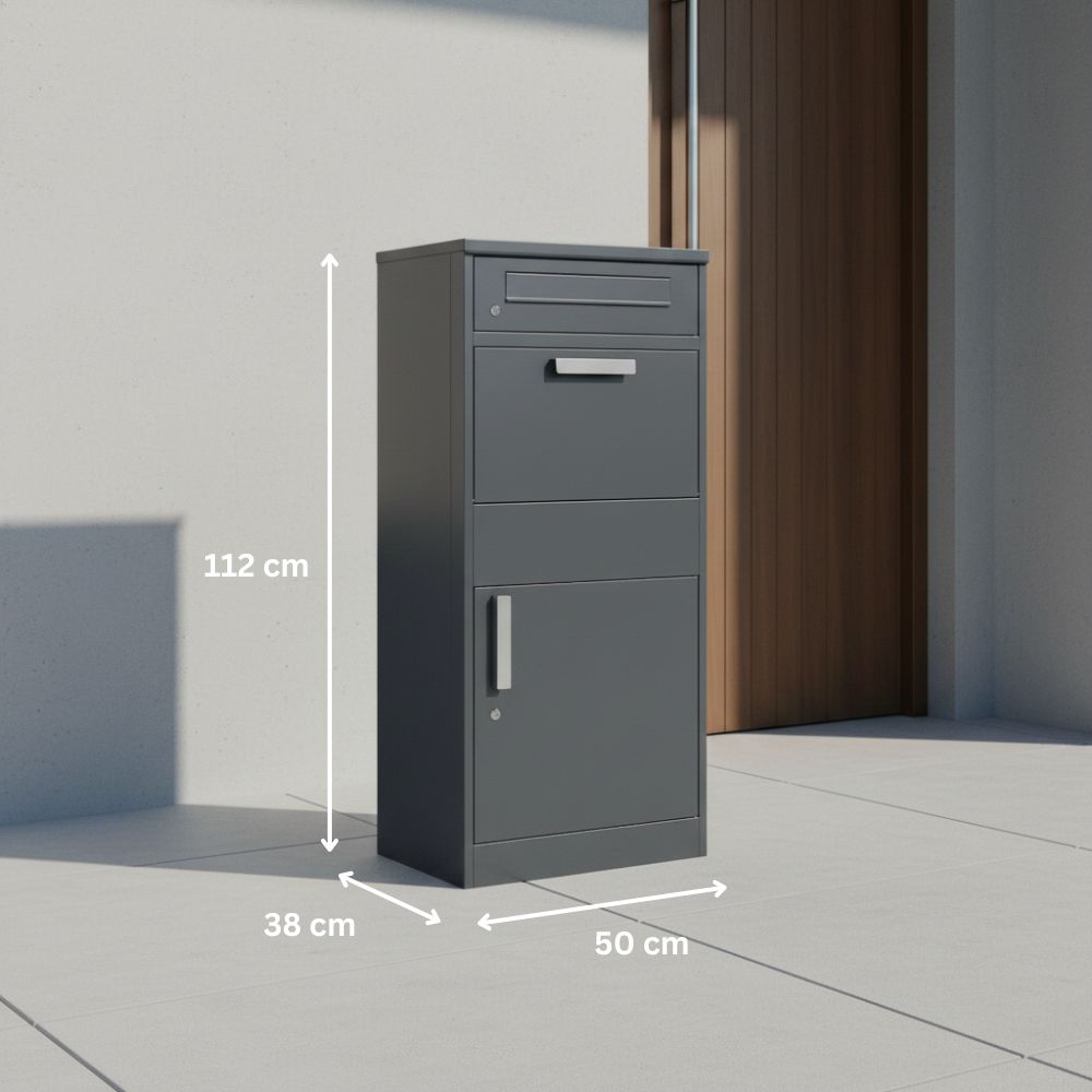 Freistehender anthrazitfarbener Briefkasten mit Paketfach aus Stahl mit eingeblendeten Produktmaßen. Der Paketbriefkasten ist 112 Zentimeter hoch, 50 Zentimeter breit und 38 Zentimeter tief